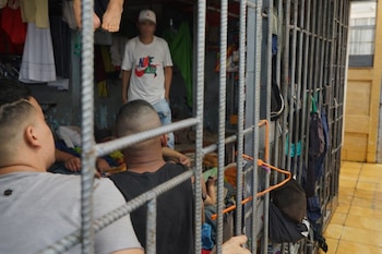 El alto tribunal reiteró que la permanencia en centros de detención transitoria no puede superar las 36 horas - crédito Visuales IA