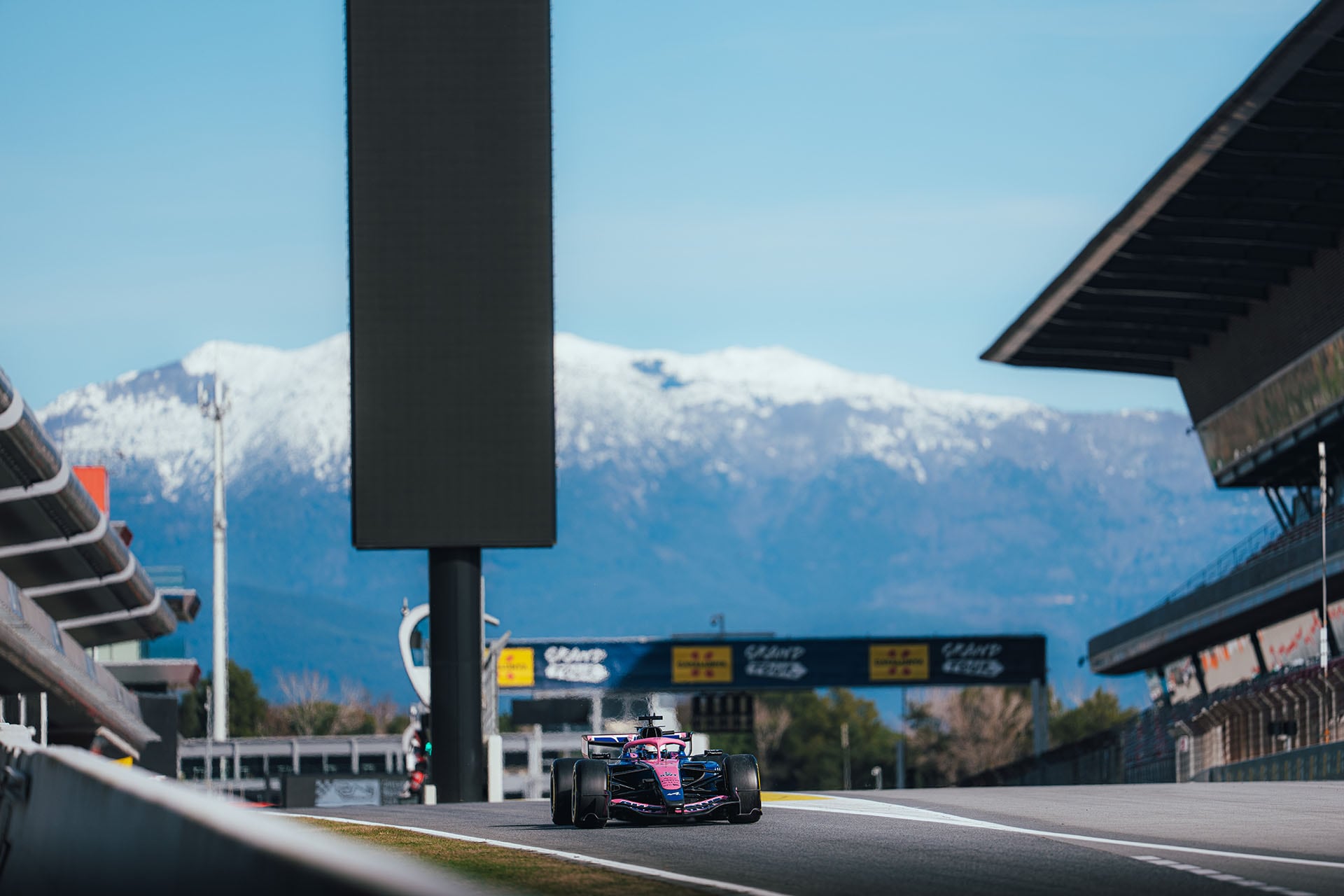 Colapinto a bordo del nuevo A526 en los test de Barcelona con el nuevo motor Mercedes (Alpine)