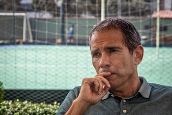 Luis Carlos Arias Schreiber documenta el camino de Olmedo desde Arequipa hasta la cúspide del tenis, superando barreras sociales y deportivas.