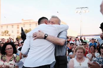 Pedro Porro se abraza con su abuelo