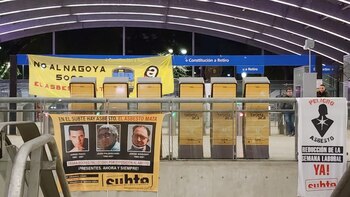 Carteles y consignas del conflicto en el subte por el asbesto