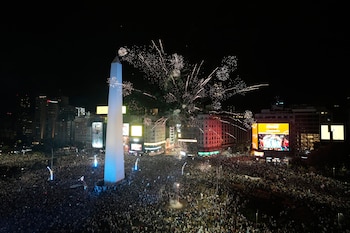Una multitud celebra en torno del Obelisco de Buenos Aires el triunfo de Argentina en la semifinal mundialista ante Inglaterra, el miércoles 15 de julio de 2026 (AP Foto/Natacha Pisarenko)