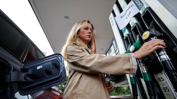 El Gobierno prorroga los descuentos del combustible: así quedan las ayudas que entran en vigor el 1 de octubre