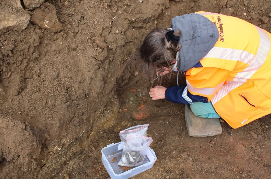 El equipo del Inrap documentó meticulosamente cada estrato del terreno, permitiendo reconstruir las fases de ocupación y ocultamiento (INRAP)