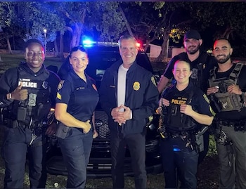 El alcalde de Miami Beach, Steven Meiner, junto a las fuerzas del orden (Miami Beach Police)
