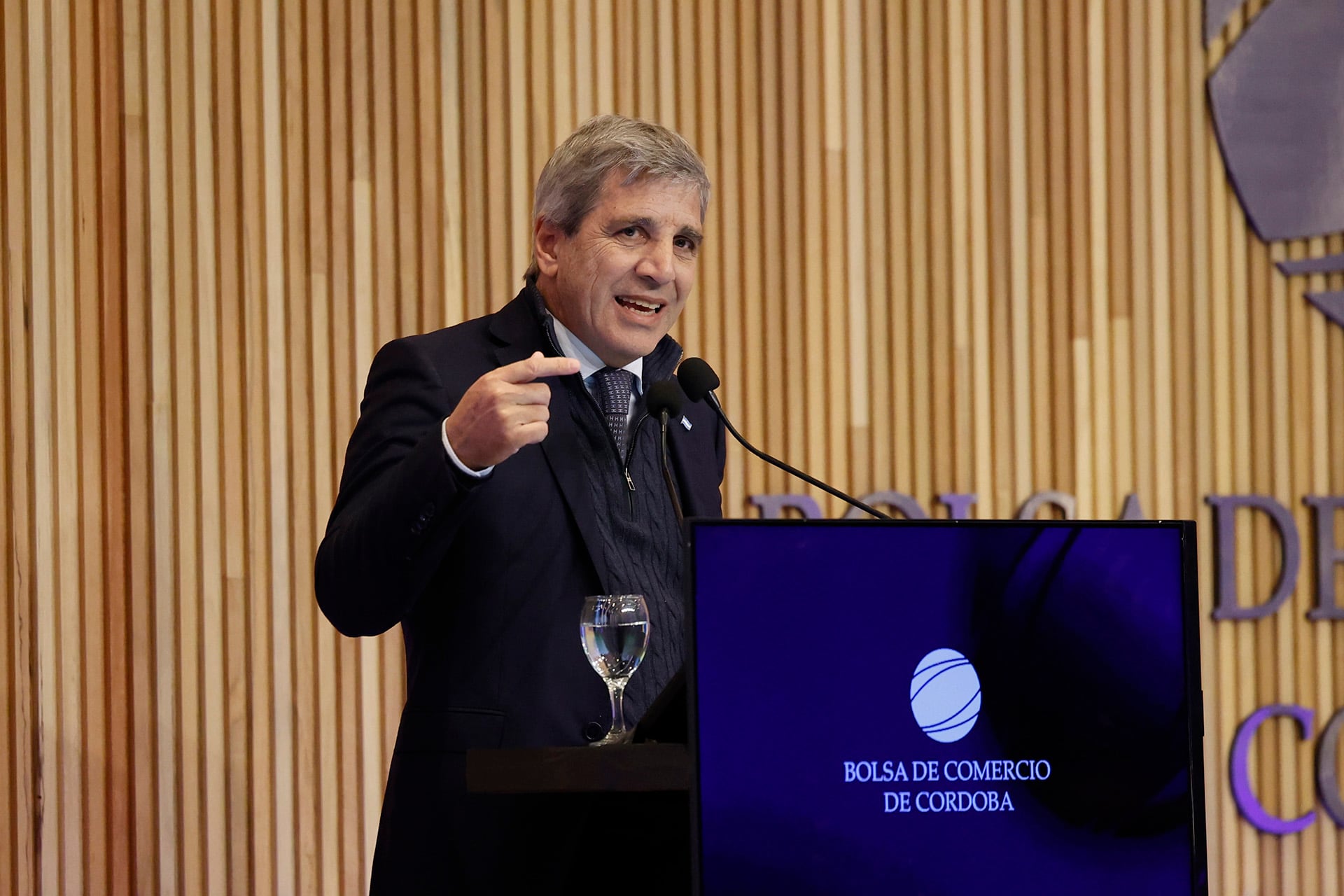 Caputo confirmó que trabajan para flexibilizar los créditos en dólares para empresas, no así para individuos.