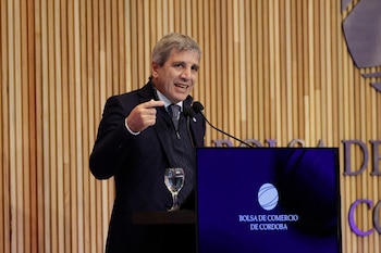 Caputo confirmó que trabajan para flexibilizar los créditos en dólares para empresas, no así para individuos.