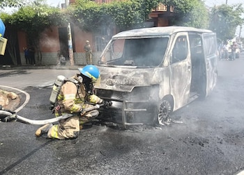 Bomberos atendieron un siniestro en vehículo. (Foto: Bomberos de El Salvador)