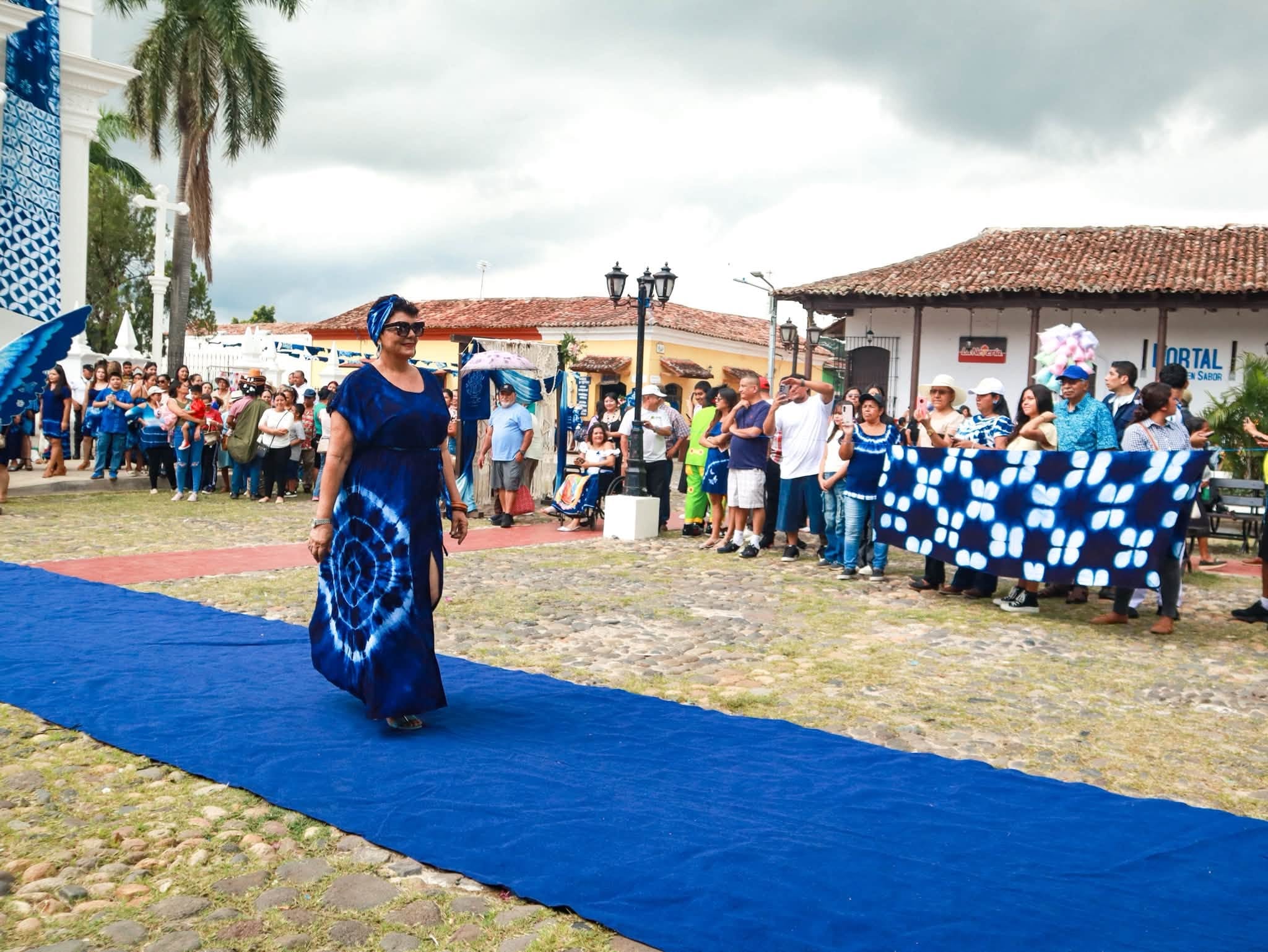 Azul añil, el color de Suchitoto y de los salvadoreños estuvo plasmado en las prendas telares de la pasarela 2026 (Foto cortesía alcaldía de Cuscatlán Norte)