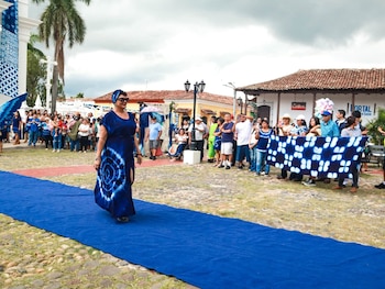 Azul añil, el color de Suchitoto y de los salvadoreños estuvo plasmado en las prendas telares de la pasarela 2026 (Foto cortesía alcaldía de Cuscatlán Norte)