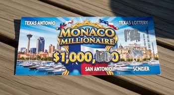 Un boleto de lotería 'Monaco Millionaire' de la Lotería de Texas y $1,000,000 se encuentra sobre una mesa de madera. Muestra el horizonte de San Antonio y barcos.
