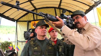 Nicolás Maduro con militares venezolanos