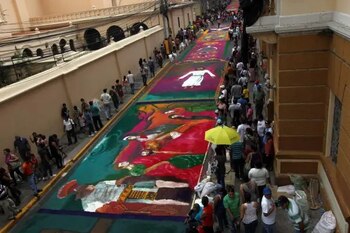 La tradición de las alfombras de aserrín en Honduras, iniciada en Comayagua en 1963, se consolida como símbolo del arte, la fe y la identidad local. (Foto: Redes sociales)