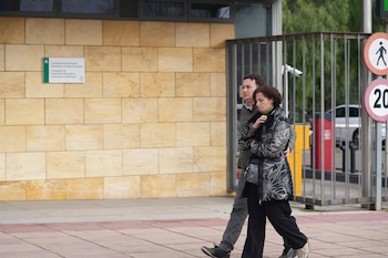 14/01/2026 Los padres de Sandra Peña a la salida de la reunión mantenida este miércoles con la consejera de Desarrollo Educativo de la Junta de Andalucía, Carmen Castillo. A 14 de enero de 2025, en Sevilla (Andalucía, España). La familia de Sandra Peña, la menor sevillana que presuntamente se suicidó el pasado mes de octubre tras sufrir acoso escolar, ha mantenido este miércoles una reunión con la consejera de Desarrollo Educativo de la Junta de Andalucía, Carmen Castillo.En una declaración ante los medios el tío de la menor, Isaac Villar, ha agradecido el apoyo de la Junta en la investigación y ha señalado que "se mantienen todas las vías abiertas" a la espera que avance la parte judicial.
POLITICA
María José López - Europa Press