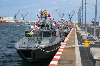 Por aire, mar y tierra,