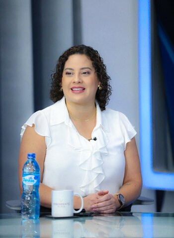 Durante su participación en medios, Eny Aguiñaga destacó el compromiso del ISTU con la modernización y seguridad de los parques nacionales (Foto cortesía Secretaría de Prensa).