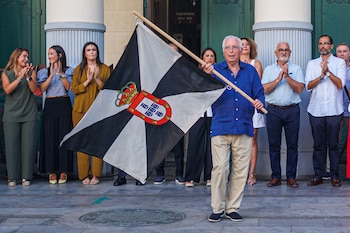 El presidente de Melilla, Juan José Imbroda, junto a decenas de ciudadanos melillenses, durante la declaración institucional de apoyo a la ciudad hermana de Ceuta. (Giner/EFE)