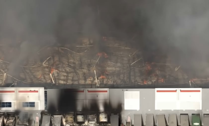 Las brigadas lograron impedir que las llamas se propagaran a otras estructuras y mantuvieron el incendio dentro del perímetro del almacén (KTLA 5)