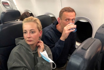 Alexei Navalny y su esposa, Yulia Navalnaya, en un vuelo hacia Moscú desde Berlín