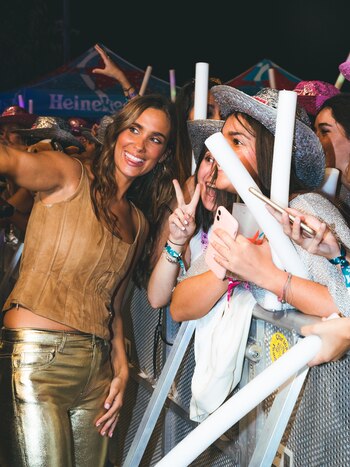 María Pombo con fans en