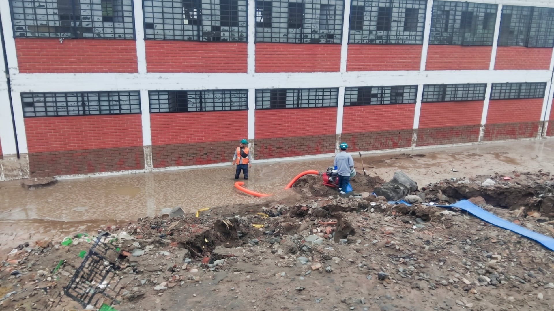 Una emergencia en la red de agua originó un aniego y afectó a un colegio, ante lo cual la empresa inició reparaciones, limpieza y el proceso de indemnización por los perjuicios registrados| Sedapal
