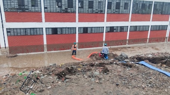 Una emergencia en la red de agua originó un aniego y afectó a un colegio, ante lo cual la empresa inició reparaciones, limpieza y el proceso de indemnización por los perjuicios registrados