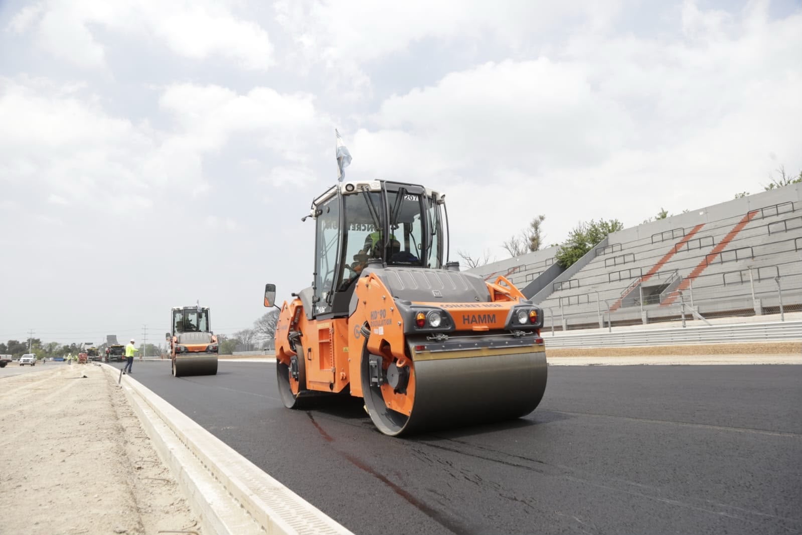 Una decena de máquinas trabajan en la pista (Crédito: Gentileza Prensa GCBA)