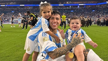 Enzo Fernández, junto a sus