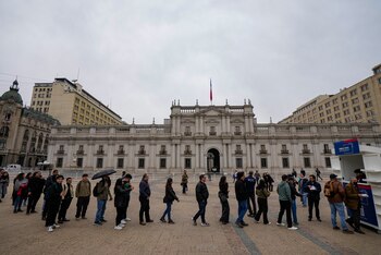 La gente hace fila para