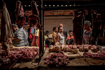 Personas que compraban despojos no