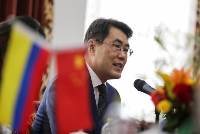 Embajador de China en Colombia, Zhu Jingyang. El pronunciamiento diplomático sostiene que los bienes del país asiático cumplen estándares internacionales y alerta sobre impactos negativos para el suministro y los precios de insumos claves en territorio colombiano - crédito Colprensa