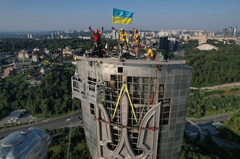Trabajadores celebran la colocación del