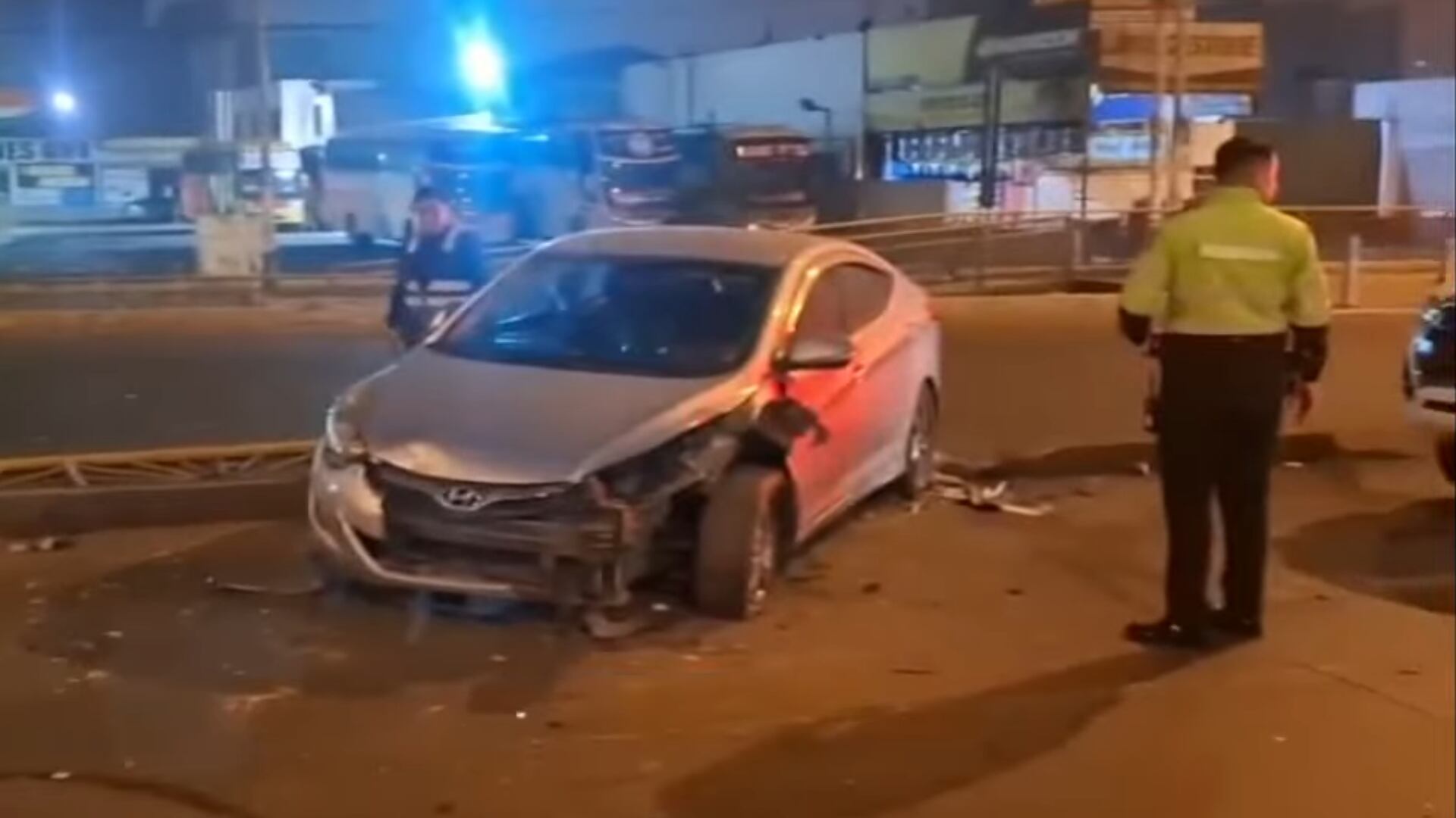 Chofer aparentemente se quedó dormido al volante y su auto quedó completamente destrozado tras chocar contra las rejas de la estación Independencia del Metropolitano.