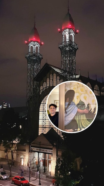 Imagen nocturna del Museo Universitario del Chopo con sus torres de luces rojas y una inserción circular de Carlos Segoviano junto a un cartel de arte