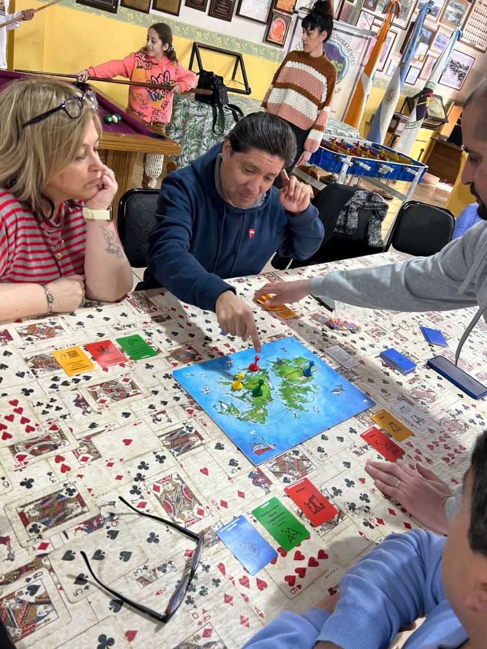 Veteranos en plena acción. El juego incluye fichas y cartas