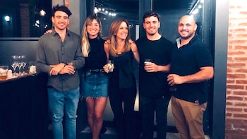 Victoria Tolosa Paz junto a