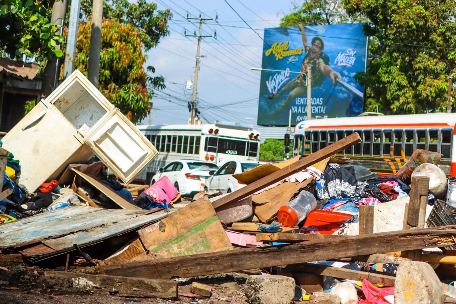 El retiro de estructuras sobre aceras en zonas clave busca mejorar la circulación peatonal y el acceso de la ciudadanía. (Foto cortesía Desechos Solidos San Salvador)