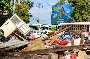 El retiro de estructuras sobre aceras en zonas clave busca mejorar la circulación peatonal y el acceso de la ciudadanía. (Foto cortesía Desechos Solidos San Salvador)