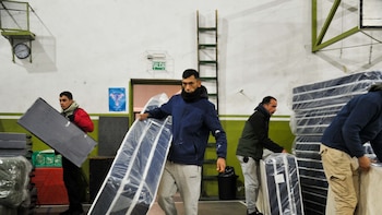 Uruguay decreta alerta roja por el frío y comienza a evacuar de manera obligatoria a quienes viven en la calle