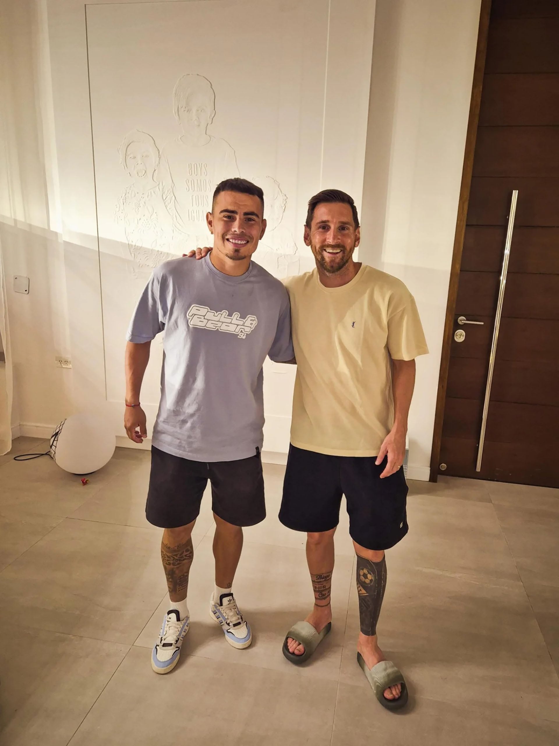 La figura de los hijos de Messi que está grabada en la pared de su casa y que lleva el lema de una campaña promocional de la marca de ropa de Antonela Roccuzzo (@lucaszelarayan)