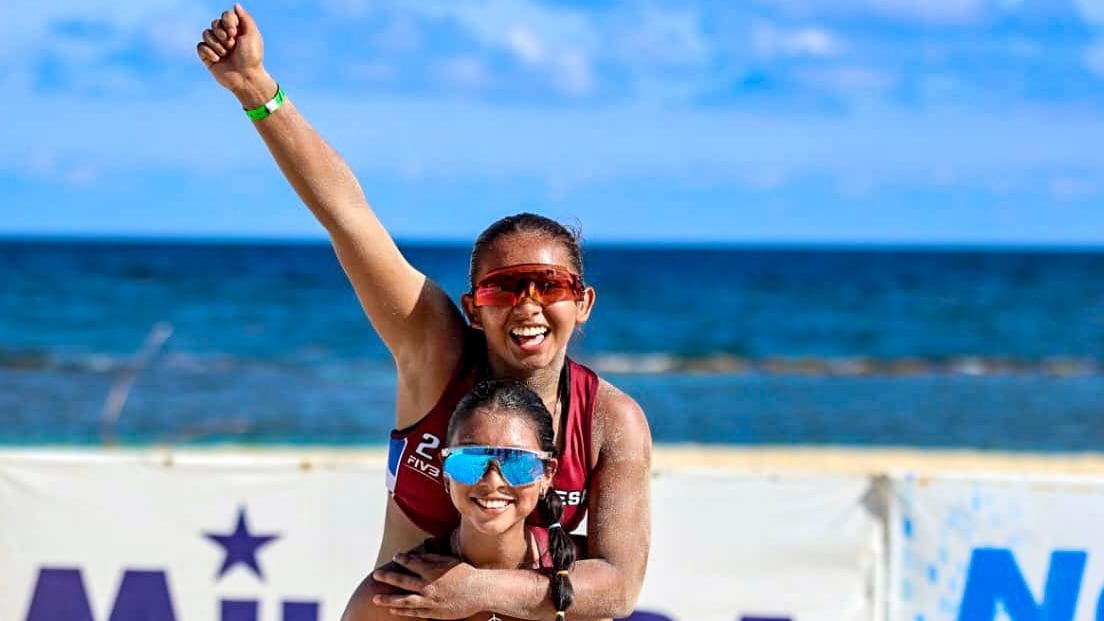 La dupla salvadoreña Fátima Giselle Rendón y Débora Medina aseguró su clasificación al Mundial Sub-18 de voleibol playa en República Dominicana tras vencer a Puerto Rico. (Foto cortesía Federación Salvadoreña de Voleibol)