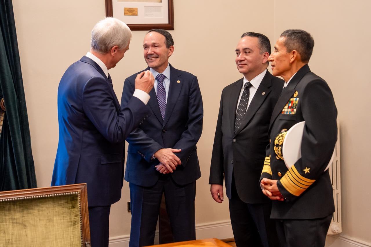 El presidente de Chile, José Antonio Kast, recibió al fiscal general de El Salvador, Rodolfo Delgado; al ministro de Justicia y Seguridad Pública, Gustavo Villatoro; y al ministro de la Defensa Nacional, René Merino Monroy, durante la visita oficial de la delegación salvadoreña. (Cortesía: Gustavo Villatoro)