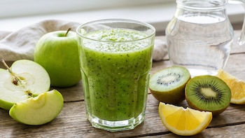 La bebida de limón antiinflamatoria que es perfecta para reducir la hinchazón abdominal: puedes prepararla en menos de 10 minutos