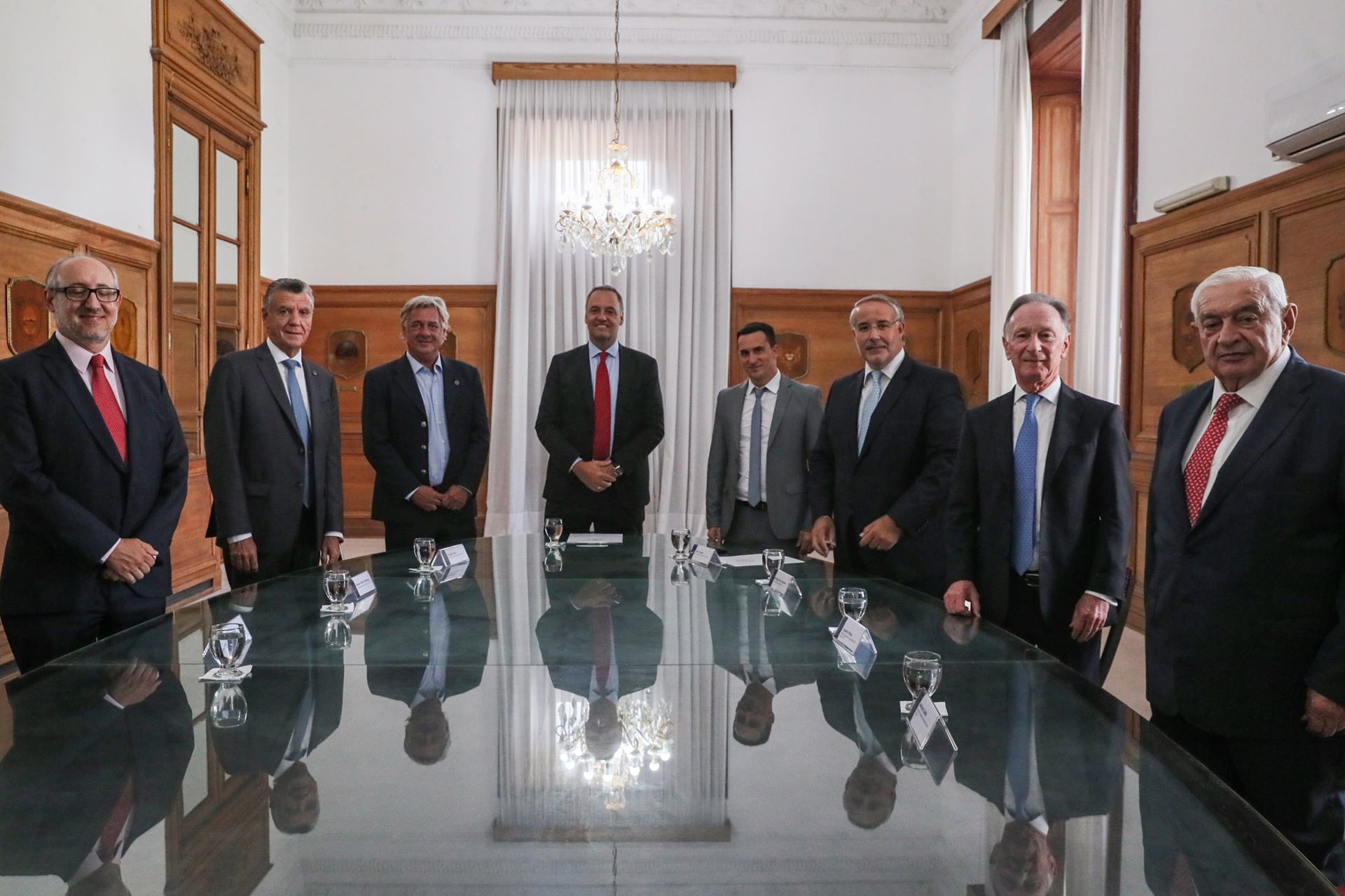 Ayer, la reunión del G6 con el jefe de Gabinete Manuel Adorni. Mario Grinman es el segundo de la foto, de izquierda a derecha