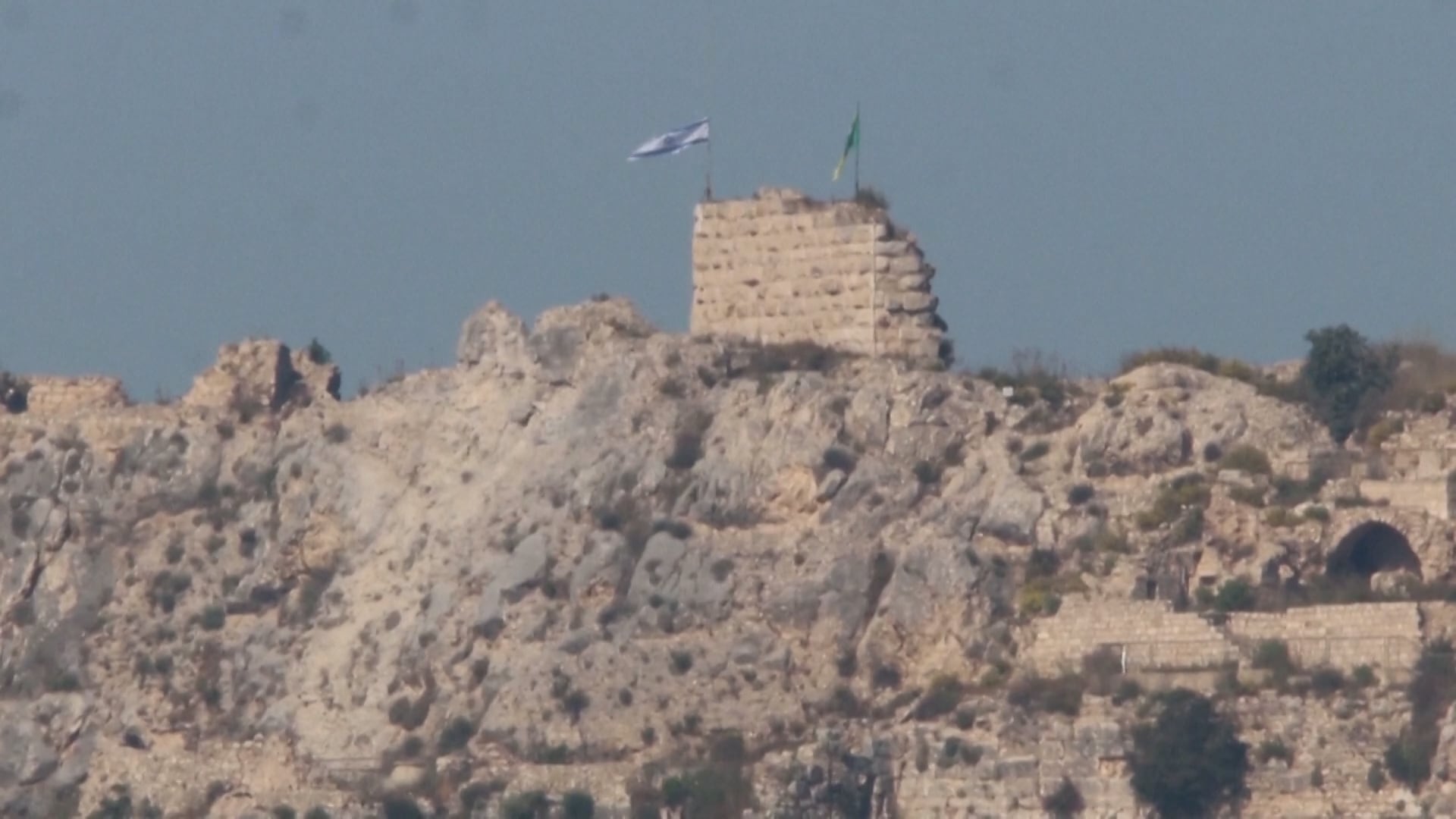 La bandera de Israel ondea en el castillo de Beaufort, al sur del Líbano (captura de TV)