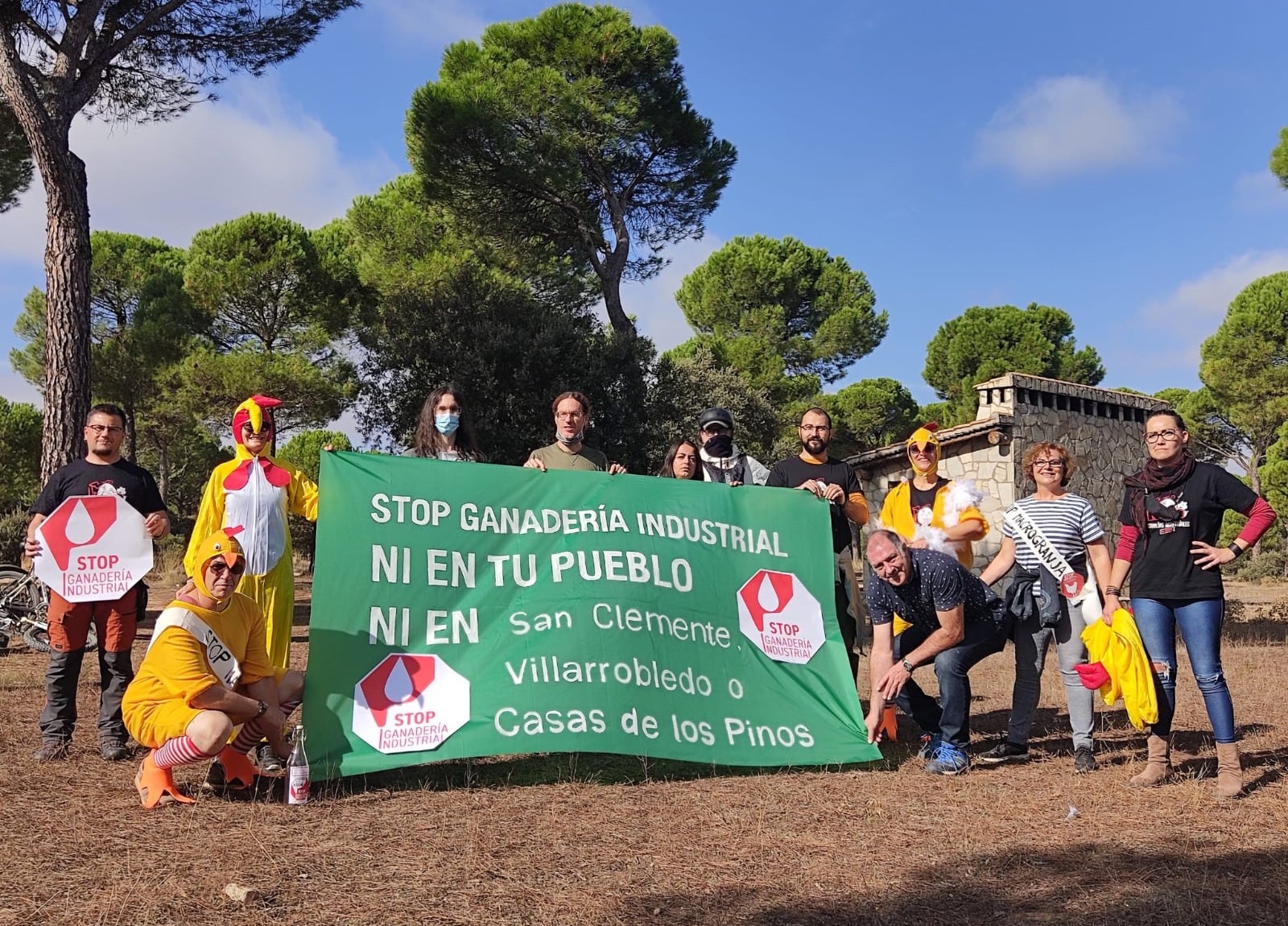 Los vecinos de San Clemente, Villarrobledo y Casas de los Pinos durante una concentración contra la macrogranja de gallinas. (Stop macrogranja gallinas en San Clemente, Casa de los Pinos y Villarrobledo)
