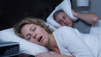 Ronquidos en la menopausia: por qué aparecen, señales de alarma y 15 claves para mejorar el sueño