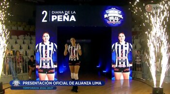 Diana de la Peña camina entre dos pantallas LED con su fotografía y fuegos artificiales fríos en una cancha de vóley