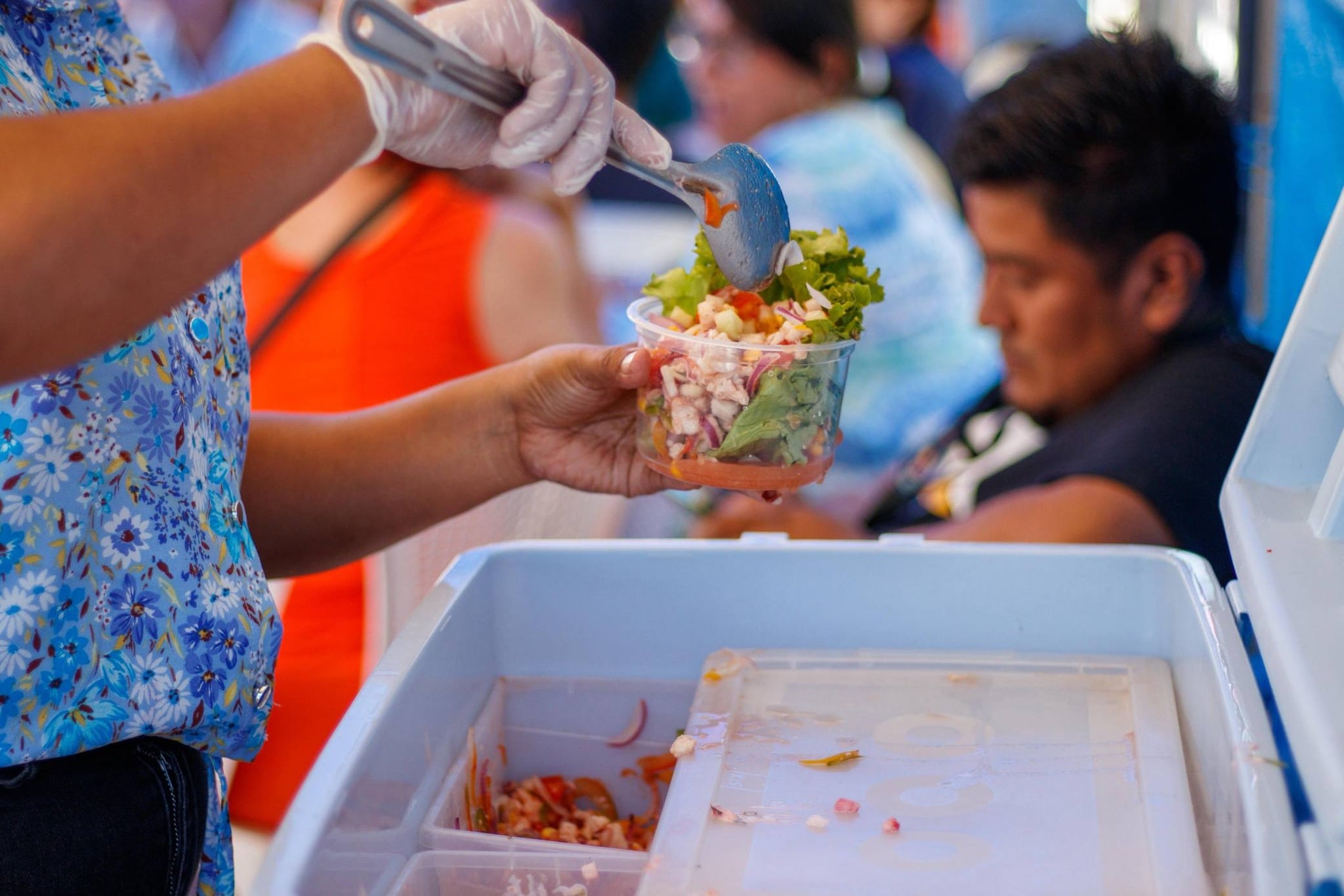 Las altas temperaturas pueden favorecer la reproducción de microorganismos y el deterioro de alimentos expuestos durante horas. (Alcalde Mario Vásquez)
