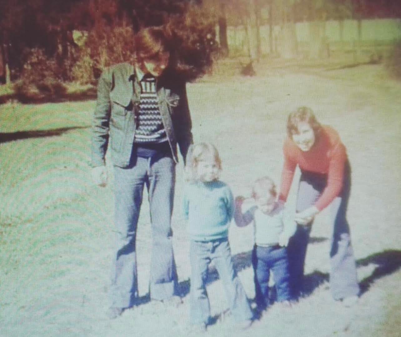 Rodrigo Lussich junto a sus padres, Gustavo y Charo, y su hermana Fernanda a fines de 1973
